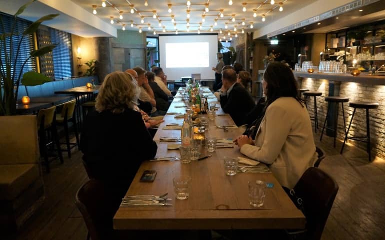 Foto van aanwezigen tijdens stakeholdersdiner