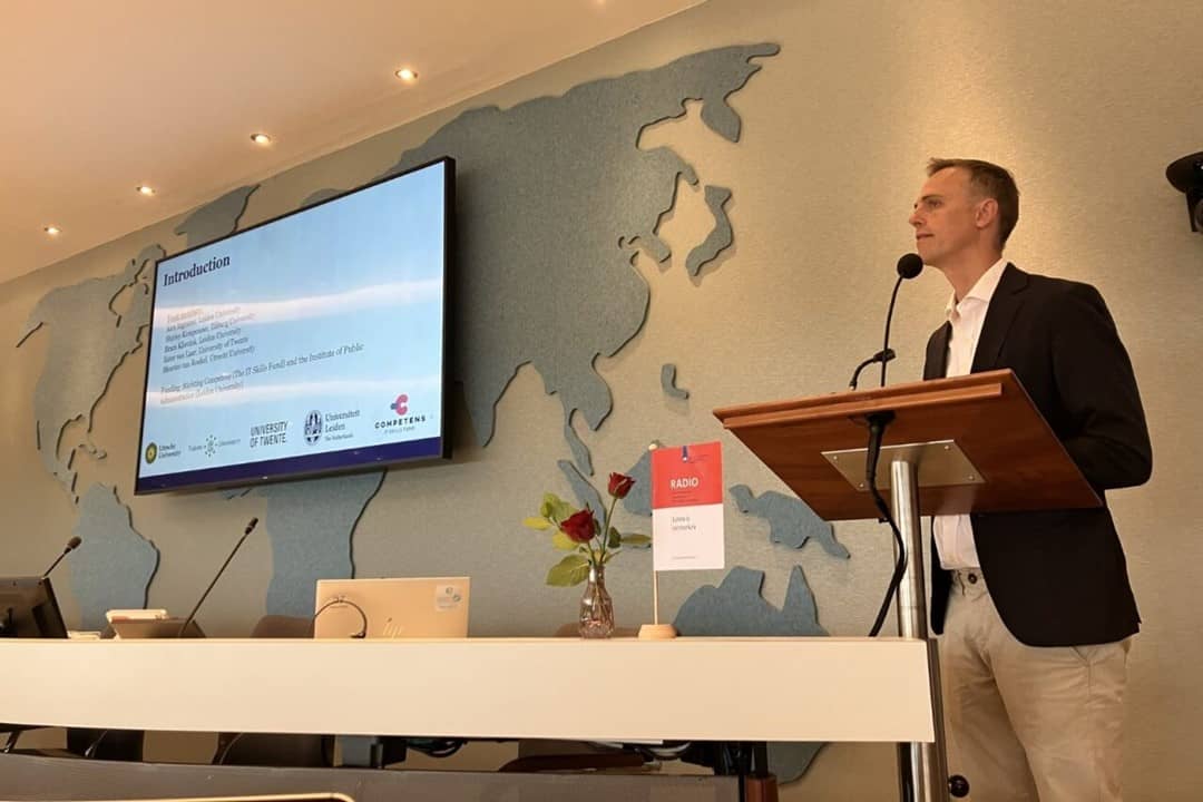 Foto van een spreker tijdens het evenement